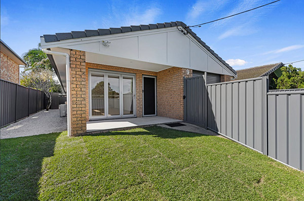 We recently showcased our expertise in a standout transaction for a client seeking a unique property in Kingscliff, NSW. After thorough research and careful consideration, we identified a prime property that met all the client’s criteria: newly renovated, close to the beach, and situated in a development zone with potential for further enhancement or additional construction. The property’s distinct features included two separate dwellings, dual street frontage, and complete privacy.