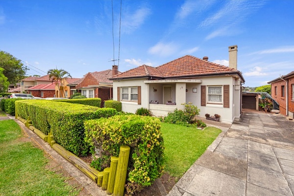 Locate Negotiate was engaged by the executors of an estate to oversee and manage the sale of a residential property. The executors sought an experienced advocate who could provide sound guidance on pre-sale preparation, go-to-market strategy, and agent selection.